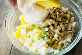 trứng tráng và sa lát cung cấp đầy đủ protein cho cơ thể
